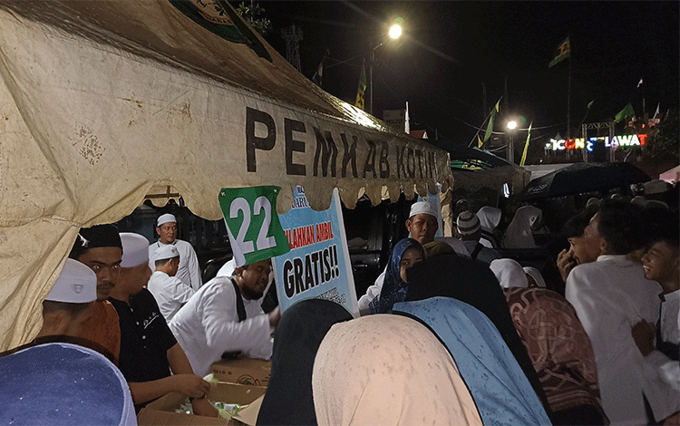 Sejak Pukul 14:00 WIB Majelis Darul Khair Bagikan Makanan Gratis ke Jemaah Haul Abah Guru Sekumpul