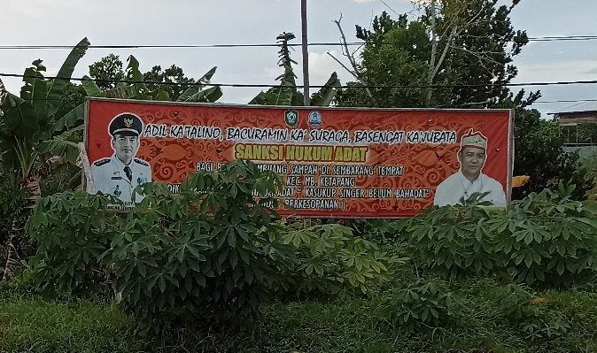 Suasana salah satu sisi jalan di MB Ketapang yang diberlakukan Sanksi Adat Buang Sampah sebagai Cikal Bakal Program Peningkatan Kesehatan Lingkungan