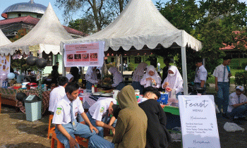 Suasana salah satu stand bazar usaha siswa SMKN 1 Sampit yang menjadi menu ujian praktik kewirausahaan Senin 9 Januari 2023.