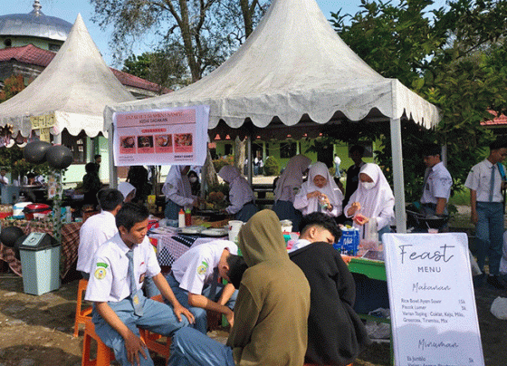 Suasana salah satu stand bazar usaha siswa SMKN 1 Sampit yang menjadi menu ujian praktik kewirausahaan Senin 9 Januari 2023.