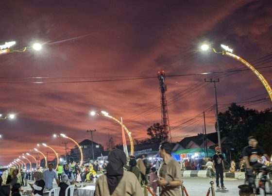 Suasana senja di Jalur Terowongan Nur Mentaya yang menjadi ikon wisata baru di Sampit Selasa 10 Januari 2023.