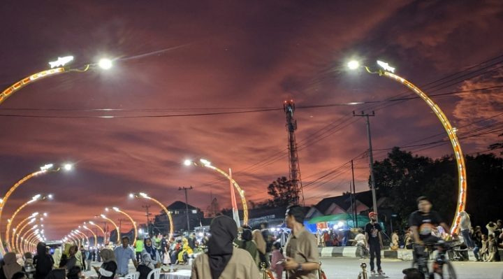 Suasana senja di Jalur Terowongan Nur Mentaya yang menjadi ikon wisata baru di Sampit Selasa 10 Januari 2023.