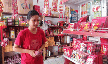 Terlihat pedagang pernak pernik imlek di Kota Sampit Selasa 17 Januari 2023.