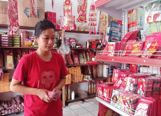 Terlihat pedagang pernak pernik imlek di Kota Sampit Selasa 17 Januari 2023.