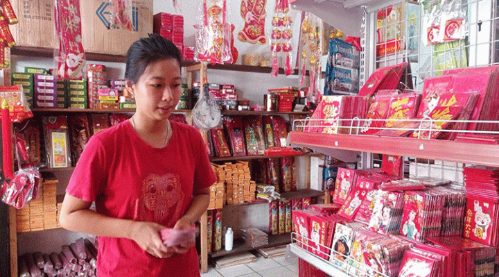 Terlihat pedagang pernak pernik imlek di Kota Sampit Selasa 17 Januari 2023.