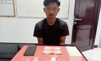 Tersangka pengedar sabu dan barang bukti saat diamankan petugas Polsek Baamang.