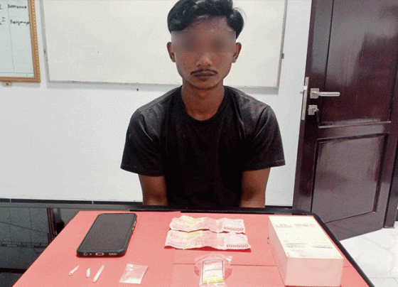 Tersangka pengedar sabu dan barang bukti saat diamankan petugas Polsek Baamang.