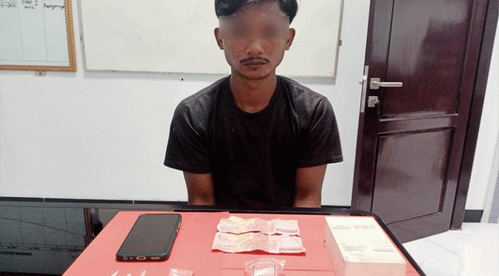 Tersangka pengedar sabu dan barang bukti saat diamankan petugas Polsek Baamang.