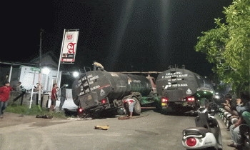 Truk mengangkut aspal terperosok di Jalan Tjilik Riwut Sampit Senin malam 9 Jamuari 2023.