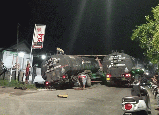 Truk mengangkut aspal terperosok di Jalan Tjilik Riwut Sampit Senin malam 9 Jamuari 2023.