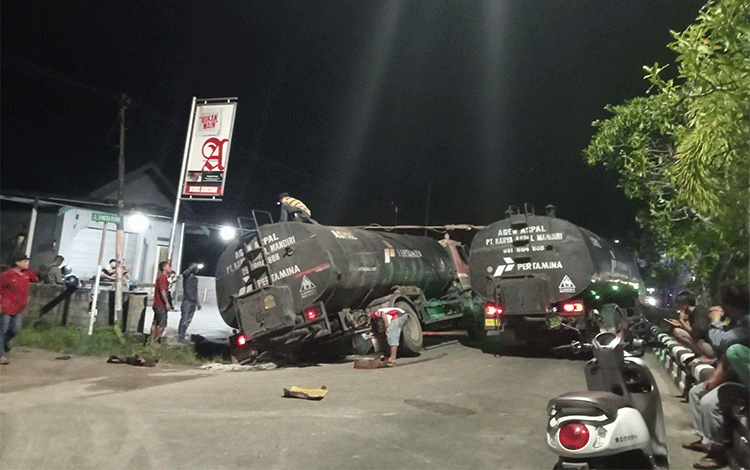Truk Muat Aspal Terperosok di Tjilik Riwut Sampit Bikin Kemacetan