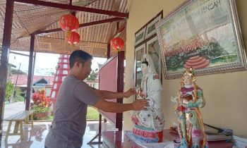 Umat Budha bersih bersih menyambut tahun baru Imlek Minggu 15 Januari 2023.