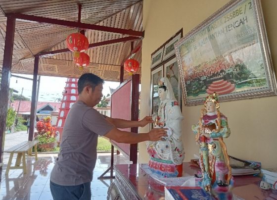 Umat Budha bersih bersih menyambut tahun baru Imlek Minggu 15 Januari 2023.