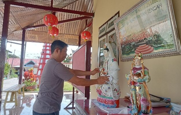 Umat Budha bersih bersih menyambut tahun baru Imlek Minggu 15 Januari 2023.