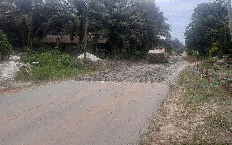 PT HHK-SBE Perbaiki Sejumlah Jalan Rusak
