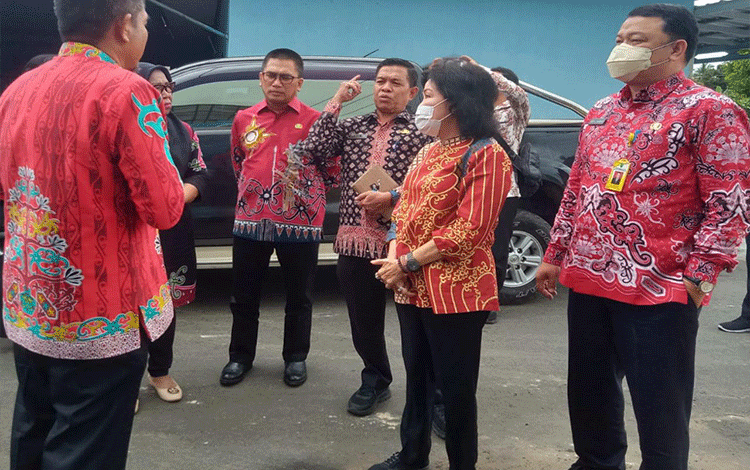 Belum Ada Pimpinan Defenitif, Taty Narang Cek Pelayanan PDAM Pulang Pisau