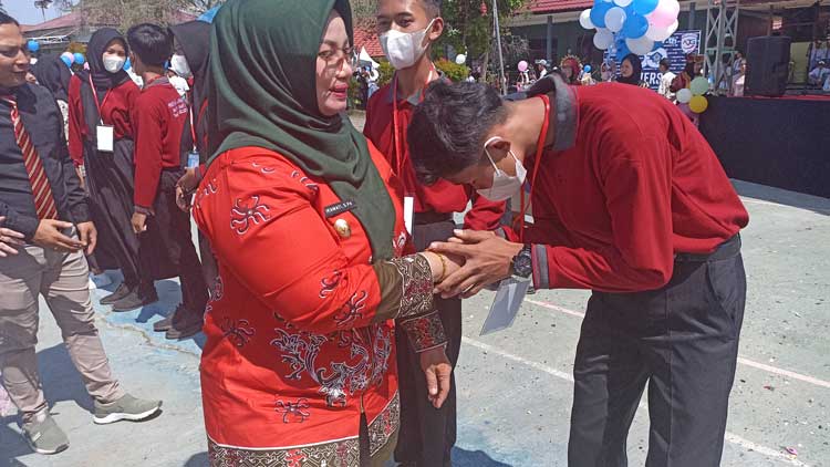 SMKN 1 Sampit Lepas 192 Siswanya, PKL di 58 Dunia Usaha dan Industri Kerja