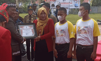 Wagub Kalteng Edy Pratowo baju cokelat menyerahkan piagam penghargaan kepada UMC Sampit atas prestasi juara lomba aritmatika internasional Sabtu 7 Januari 2023.