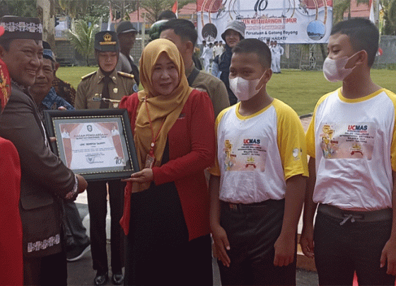Wagub Kalteng Edy Pratowo baju cokelat menyerahkan piagam penghargaan kepada UMC Sampit atas prestasi juara lomba aritmatika internasional Sabtu 7 Januari 2023.