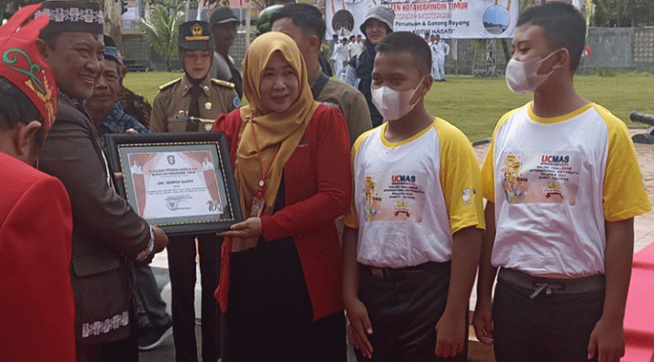 Wagub Kalteng Edy Pratowo baju cokelat menyerahkan piagam penghargaan kepada UMC Sampit atas prestasi juara lomba aritmatika internasional Sabtu 7 Januari 2023.