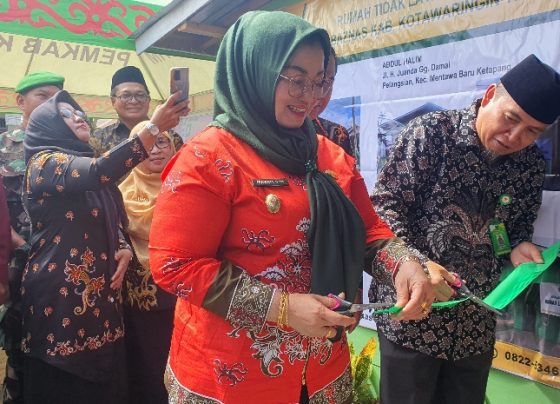 Wakil Bupati Kotim Irawati didampingi Ketua Baznas Kotim Syarifudin melakukan pemotongan pita.