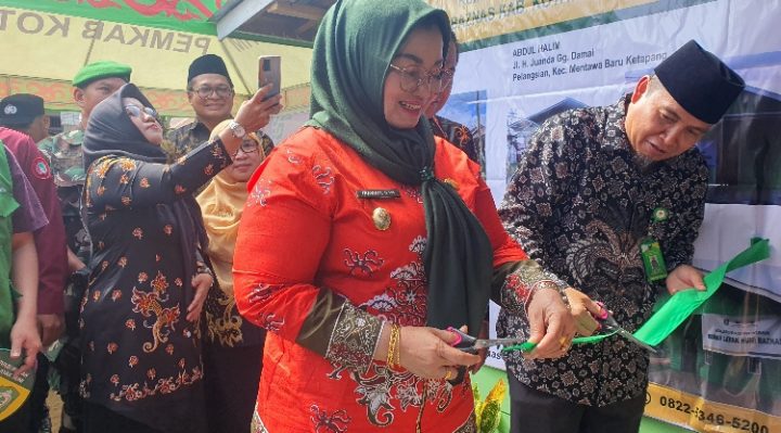 Wakil Bupati Kotim Irawati didampingi Ketua Baznas Kotim Syarifudin melakukan pemotongan pita.