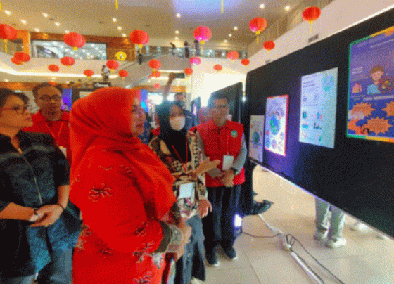 Wakil Bupati Kotim Irawati didampingi Plt Kadisdik Susiawati dan Kepsek SMAN 1 Sampit Darma Setiawan melihat expo hasil karya P5 di Atrium Citimall Sabtu 14 Januari 2023.