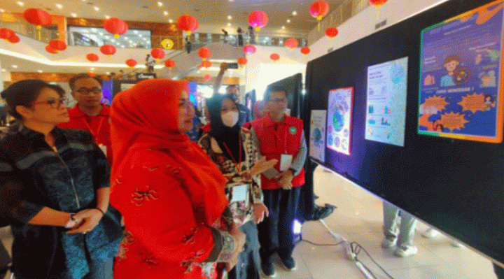 Wakil Bupati Kotim Irawati didampingi Plt Kadisdik Susiawati dan Kepsek SMAN 1 Sampit Darma Setiawan melihat expo hasil karya P5 di Atrium Citimall Sabtu 14 Januari 2023.
