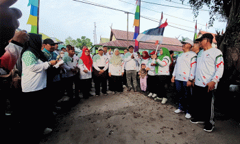 Wakil Bupati Kotim Irawati mengangkat bendera stars jalan sehat yang diselenggarakan Kemenag Kotim 14 Januari 2023.