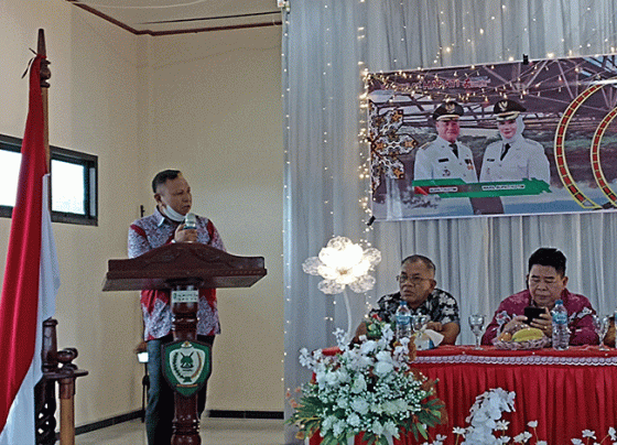 Wakil Ketua I DPRD Kotim Rudianur berdiri di mimbar berharap Pemkab Kotim Perhatikan Insentif Para Nakes Kamis 26 Januari 2023.