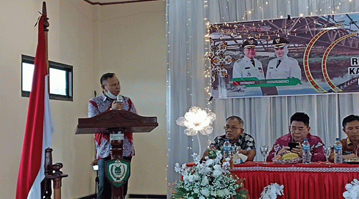 Wakil Ketua I DPRD Kotim Rudianur berdiri di mimbar berharap Pemkab Kotim Perhatikan Insentif Para Nakes Kamis 26 Januari 2023.