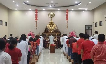 Warga keturunan Tionghoa beragama Budha melaksanakan ibadah tutup tahun di Vihara Karuna Maitreya Sampit Sabtu malam 211.