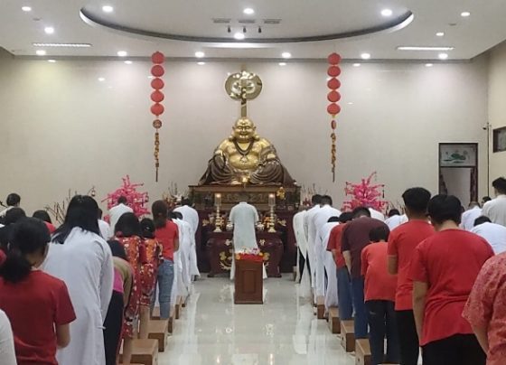Warga keturunan Tionghoa beragama Budha melaksanakan ibadah tutup tahun di Vihara Karuna Maitreya Sampit Sabtu malam 211.