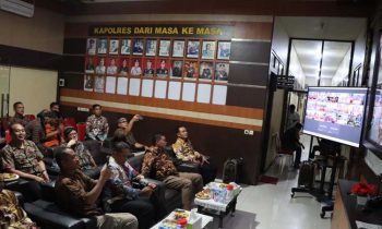 AKBP Sarpani bersama dengan pejabat utama dan para perwira Polres Kotim serta Kapolsek jajaran saat menonton bareng gelar budaya Pagelaran Wayang Kulit di Mapolres Kotim Jumat 3 Februari 2023