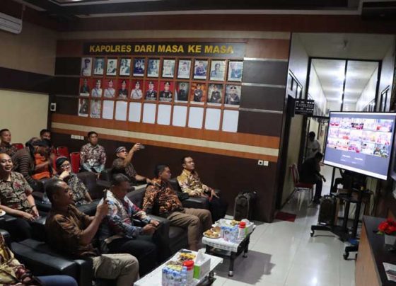 AKBP Sarpani bersama dengan pejabat utama dan para perwira Polres Kotim serta Kapolsek jajaran saat menonton bareng gelar budaya Pagelaran Wayang Kulit di Mapolres Kotim Jumat 3 Februari 2023