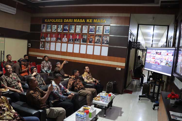 Polres Kotim Nonton Bareng Wayang Kulit Lakon Wahyu Makultharma