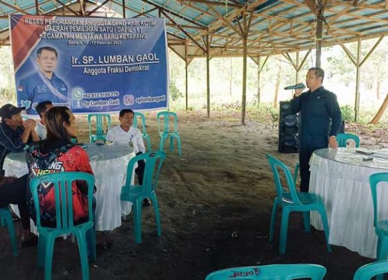 Anggota DPRD Kotim Dapil I Sihol Parningotan Lumban Gaol berdiri mengadakan reses perorangan di Kompleks Perumahan Pendawa Sampit Rabu 15 Februari 2023