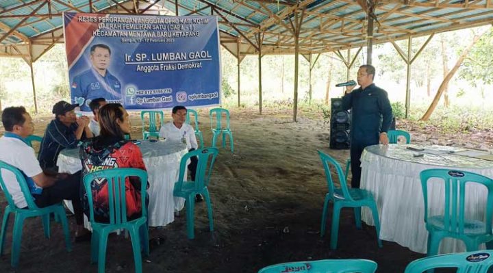 Anggota DPRD Kotim Dapil I Sihol Parningotan Lumban Gaol berdiri mengadakan reses perorangan di Kompleks Perumahan Pendawa Sampit Rabu 15 Februari 2023