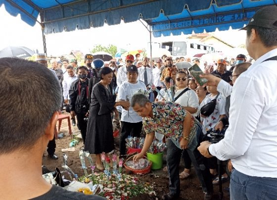 Anggota DPRD Kotim S. Parningotan Lumban Gaol saat meletakkan karangan bunga di atas makam Mendiang Camat Telawang Siagano Rabu 1 Februari 2023 1