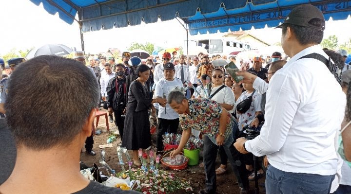 Anggota DPRD Kotim S. Parningotan Lumban Gaol saat meletakkan karangan bunga di atas makam Mendiang Camat Telawang Siagano Rabu 1 Februari 2023 1