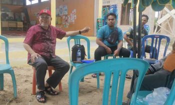 Anggota DPRD Seruyan Argiansyah saat berbincang bersama warga Desa Sungai Perlu