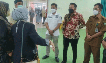 Anggota Komisi III DPRD Kotim Riskon Fabiansyah kemeja putih bersama legislator lainnya saat kunjungan ke RSUD dr Murjani Sampit beberapa waktu lalu.