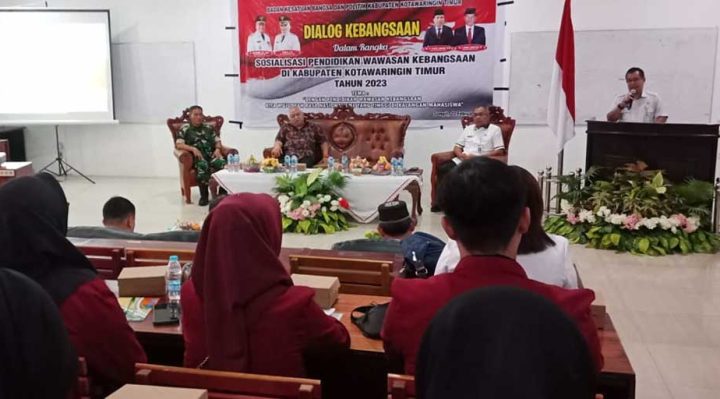 Asisten 1 Setda Kotim Diana Setiawan saat memberikan sambutan dalam Dialog Kebangsaan di Universitas Darwan Ali Sampit Selasa 21 Februari 2023.