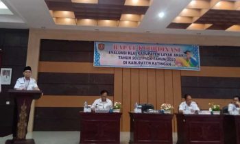 Asisten II Setda Katingan membuka rapat koordinasi evaluasi kabupaten layak anak di Aula Bappelitbang Rabu 22 Februari 2023