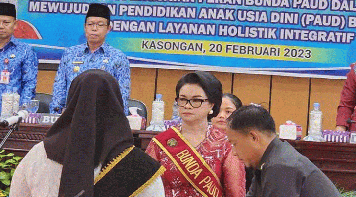 Bunda PAUD Kabupaten Katingan Daurwatie mengukuhkan bunda PAUD desa dan kelurahan se Katingan Senin 20 Februari 2023.