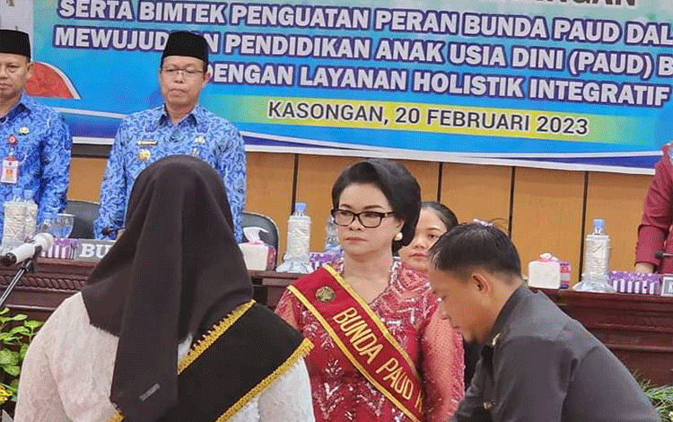Daurwatie Sakariyas Lantik Bunda PAUD Desa/Kelurahan se-Katingan