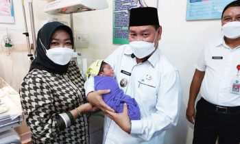 Bupati Kotim Halikinnor bersama istri Khairiah saat menggendong cucu kedua yang baru lahir di RSUD dr Murjani Sampit