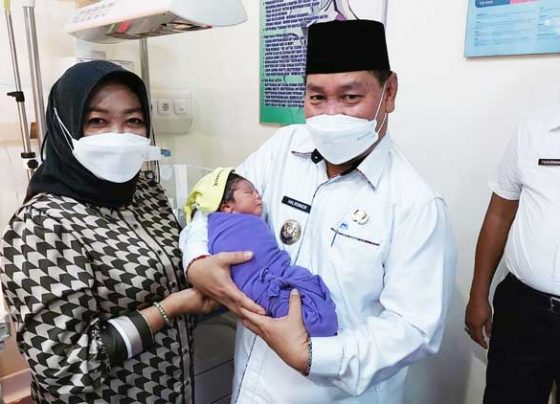 Bupati Kotim Halikinnor bersama istri Khairiah saat menggendong cucu kedua yang baru lahir di RSUD dr Murjani Sampit
