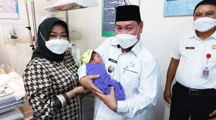 Bupati Kotim Halikinnor bersama istri Khairiah saat menggendong cucu kedua yang baru lahir di RSUD dr Murjani Sampit
