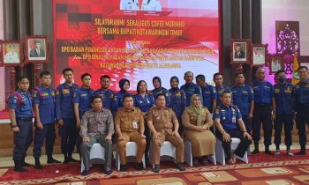 Bupati Kotim Halikinnor Wakil Bupati Kotim Irawati Kepala Disdamkarmat dan Kepala BPBD Kotim beserta sejumlah personel berfoto bersama.